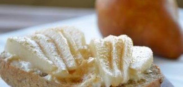 Горячий бутерброд с грушей и творожным сыром