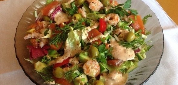 Салат с семгой и креветками