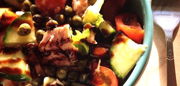 Салат с тунцом и каперсами