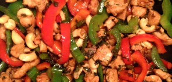 Курица с имбирем и кешью