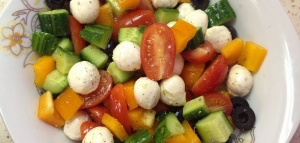 Салат с моцареллой и маслинами