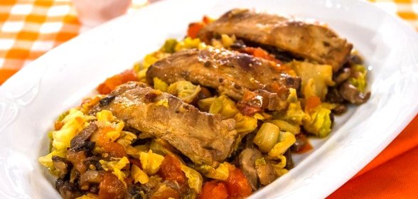 Ребрышки с савойской капустой и грибами