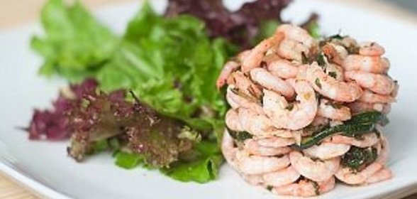 Маринованные креветки с цукини и зеленым салатом
