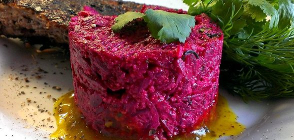 Грузинский салат из отварной свеклы с грецкими орехами и специями (Пхали из свеклы)