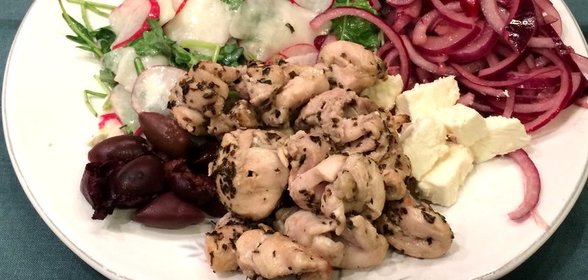 Греческий ужин с курицей сувлаки и салатом из репы
