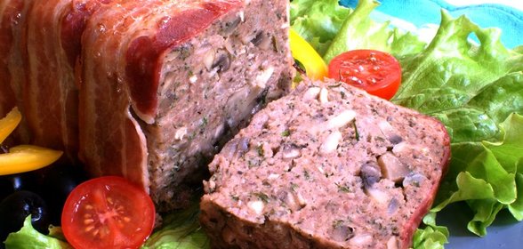 Террин из телятины с грибами и беконом