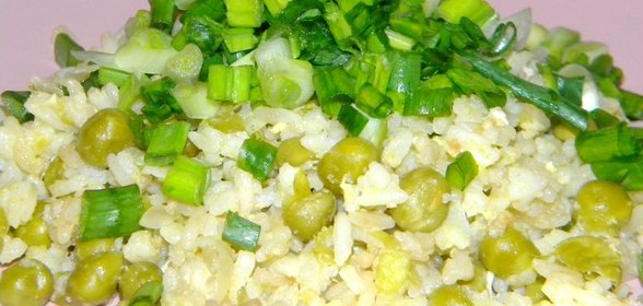 Рис с яйцом, горошком и соевым соусом
