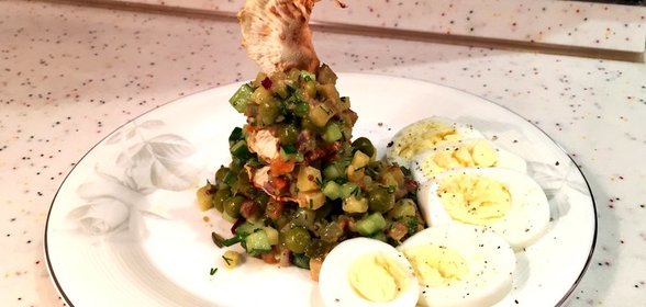 Вегетарианский оливье с сельдереем и горчичным соусом