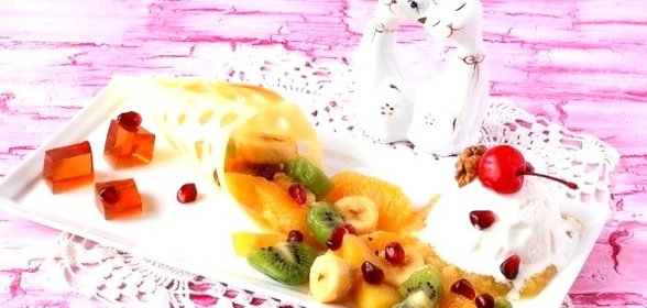 Фруктовый салат с мороженым и желе из глинтвейна