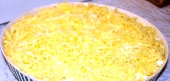 Слоеный салат с курицей и ананасами