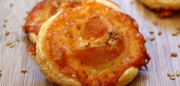 Слоеные рулеты с беконом и сыром