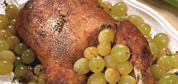 Утка с куриной начинкой и виноградом
