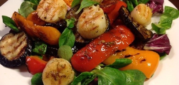 Салат-гриль с морскими гребешками