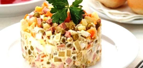 Салат Оливье с колбасой