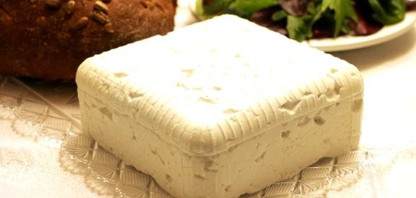 Салат с травами и теплым козьим сыром