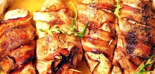 Куриное филе, запеченное с томатами, беконом и сыром