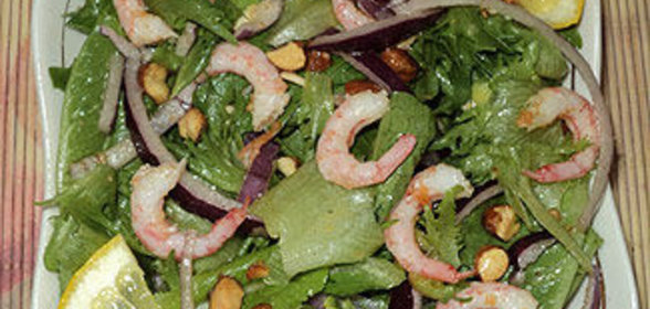 Салат с креветками и миндалем