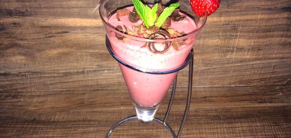 Клубничный коктейль с мороженым