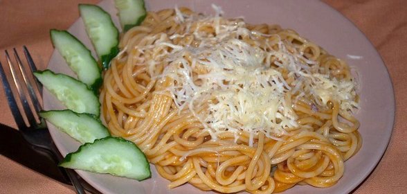 Паста с томатным соусом и пармезаном
