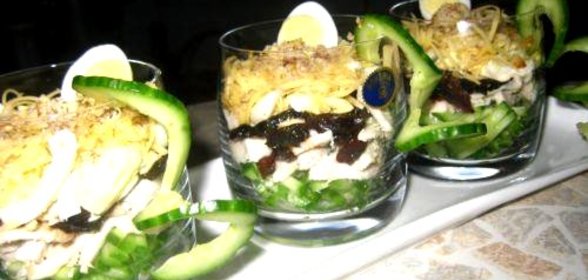 Салат-коктейль с курицей и черносливом