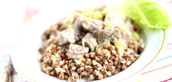 Индейка на кабачковой подушке с гречкой