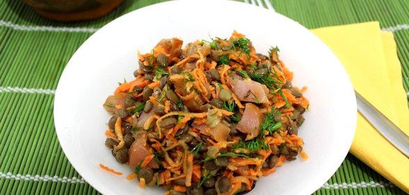 Чечевичный салат с копченой курицей