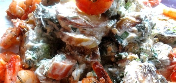 Салат из запеченных овощей с креветками и заправкой крем-фреш