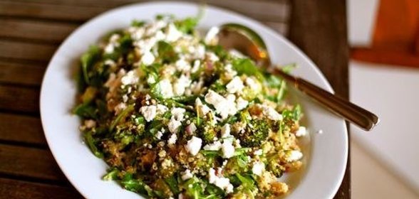 Квиноа с брокколи, руколлой и сыром Фета