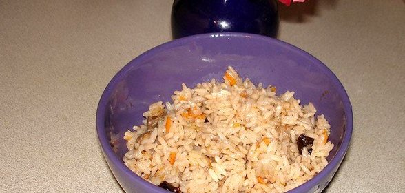 Рис с куриными сердечками и черносливом