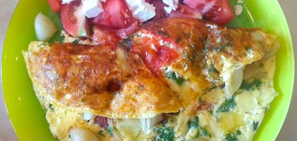 Омлет с макаронами, сыром и зеленью