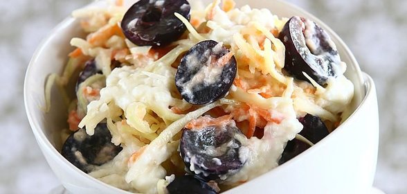 Капустный салат с виноградом и йогуртом