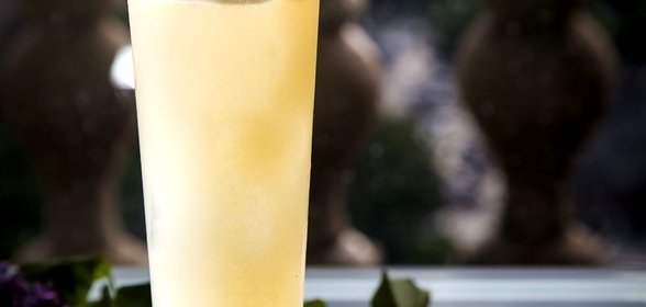 Коктейль «Силуэт нежности» от шеф-бармена Mercedes bar Артема Аверина