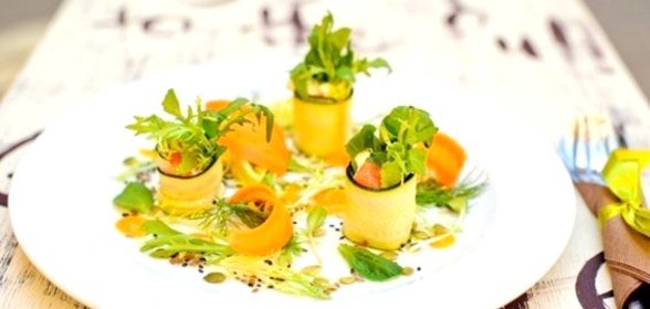 Овощные роллы из цукини с лососем и нежным сливочным сыром