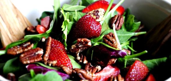 Клубничный салат со шпинатом