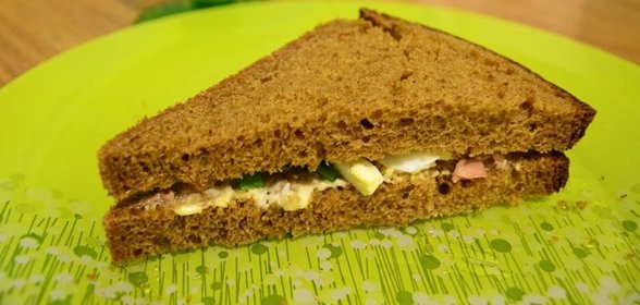 Сэндвич с яйцом и печенью трески