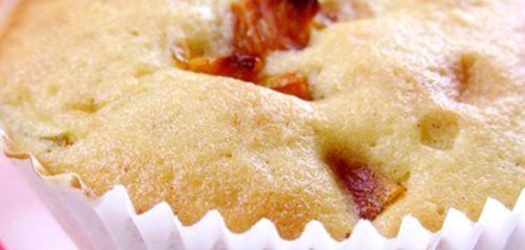 Персиковые маффины с орехами