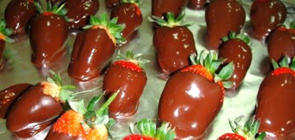 Клубника в черном шоколаде