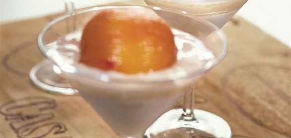 Персики с творожным кремом