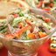 Салат с говядиной, овощами и зеленью