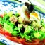 Летний салат с тунцом, огурцами и рукколой