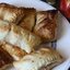 Пирожки из слоёного теста с яблоками