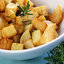 Золотистый картофель с луком и зеленью