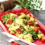 Теплая картофельная закуска с зеленым горошком, жареными томатами и укропом