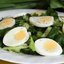 Летний зеленый салат со шпинатом и яйцом