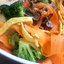 Овощной салат с рисовой лапшой и копчеными устрицами в тайском стиле