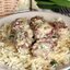 Мясные фрикадельки с зеленым горошком в сливочном соусе