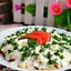 Слоеный салат с помидорами, сыром и яйцом