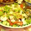 Овощной салат с моцареллой, кунжутом и пикатной заправкой