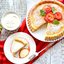 Шарлотка с яблоками и сметанным соусом