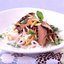 Тайский салат с рисовой лапшой и говядиной